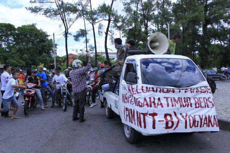 FKM NTT B melakukan aksi di Bunderan UGM