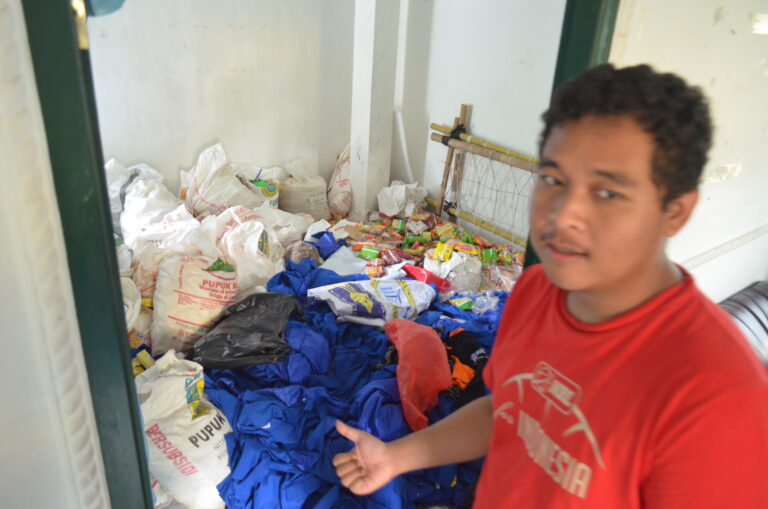 Bantuan Sosial Pesta 2012 Menumpuk di Kantor LEM U
