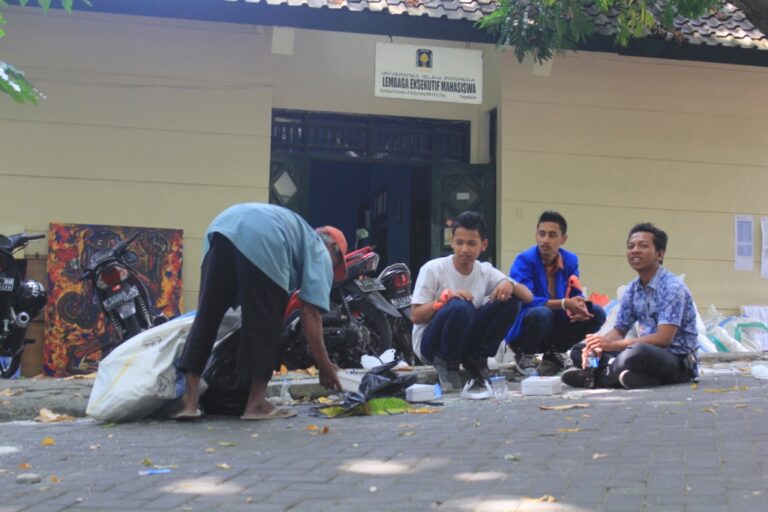 Berladang Rezeki dari Sampah Pesta