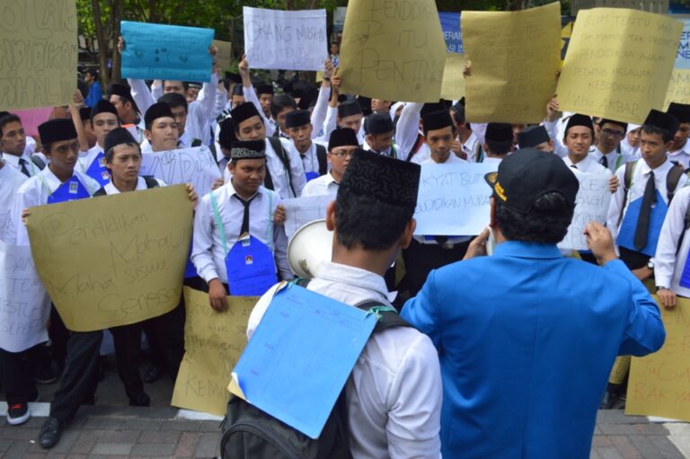 Mahasiswa Baru [Kembali] Gelar Aksi Unjuk  Rasa