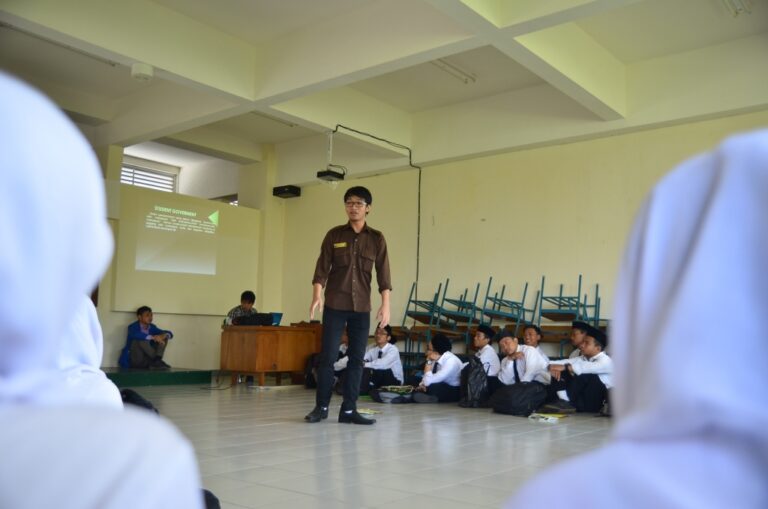 MEMBUKA MATA MABA LEWAT PENGENALAN LEMBAGA