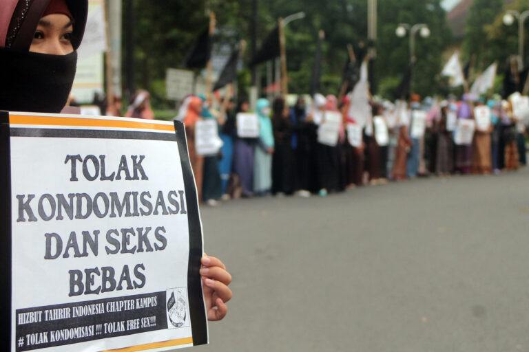 FOTO: HTI Tolak Hari Kondomisasi