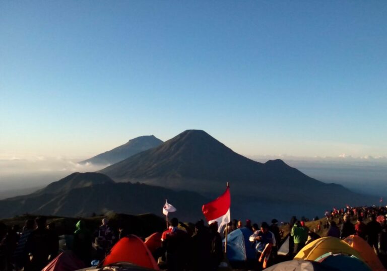 Puncak Gunung Prau : Jayalah Merah Putihku
