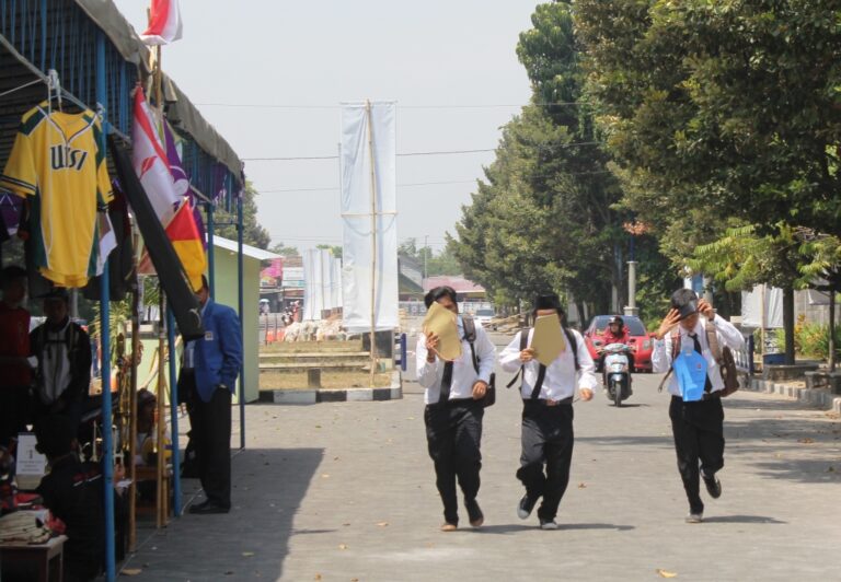 Maba Ketahuan Merokok Saat PESTA