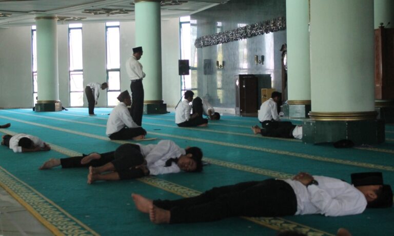 Wakil Rektor III Asik Pidato, Maba Tidur