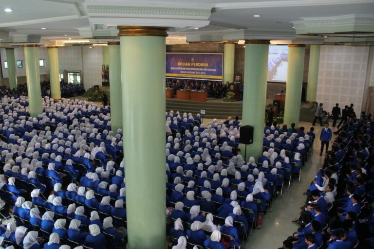 Kuliah Perdana, Almamater Baru Dikenakan