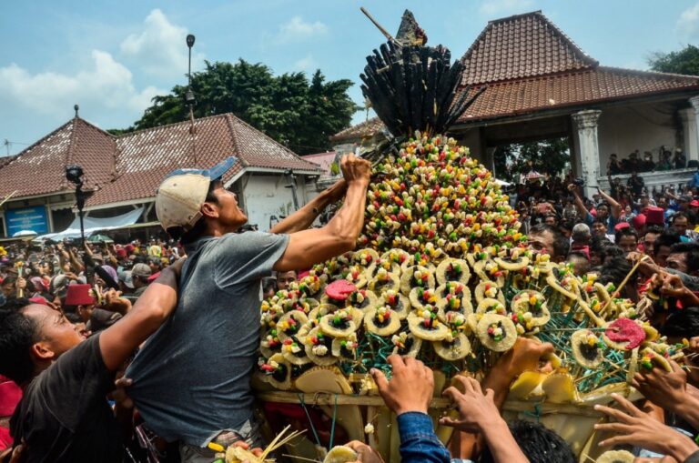 Dianggap Sakral, Warga Rela Berdesakan Berebut Gunungan