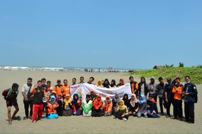Peringati Hari Bumi dengan Kegiatan Bersih Pantai