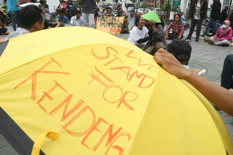 Mendesak Gubernur Jateng Cabut Izin Pabrik Semen