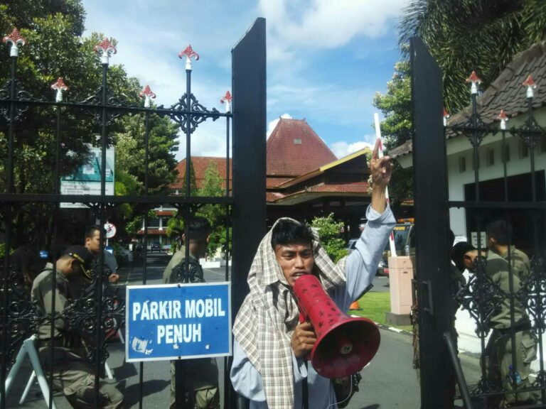 Menuntut Kejelasan Nasib Warga Terdampak Parangkusumo