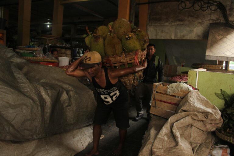 Buruh Gendong Pasar Beringharjo