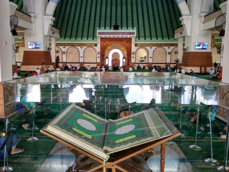 Menghabiskan Siang di Masjid Agung Jawa Tengah