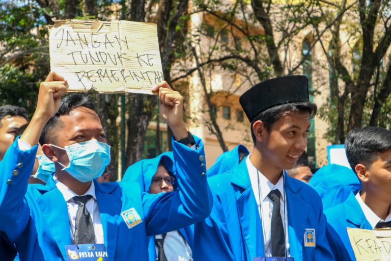 Manajemen Aksi, Awal Pembentukan Jati Diri