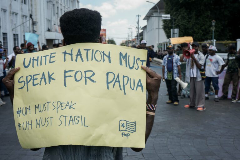 Satu Hari Dua Aksi: Dari Tolak Rasisme Hingga Bebaskan Papua