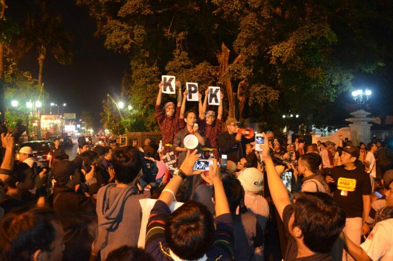 Geruduk Jogja: Rantai Manusia,Dukungan Rakyat Yogyakarta