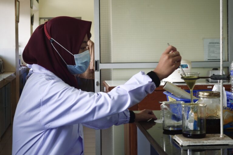 Prodi Analisis Kimia Melaksanakan Praktikum Luring di Masa Pandemi
