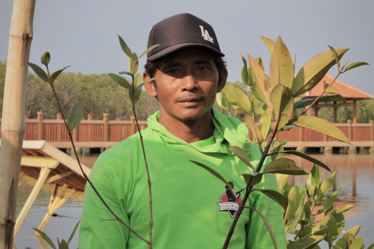 Tarsono dan Mangrove: Berpacu Menghadapi Banjir Rob