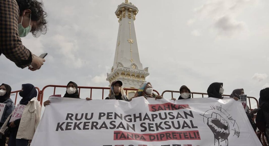 Massa aksi International Women's Day berbaris di depan Tugu Yogyakarta pada Selasa (08/02), membentangkan spanduk tuntutan agar RUU PKS segera disahkan. Foto: Himmah/Fathoni Abdul Mukti