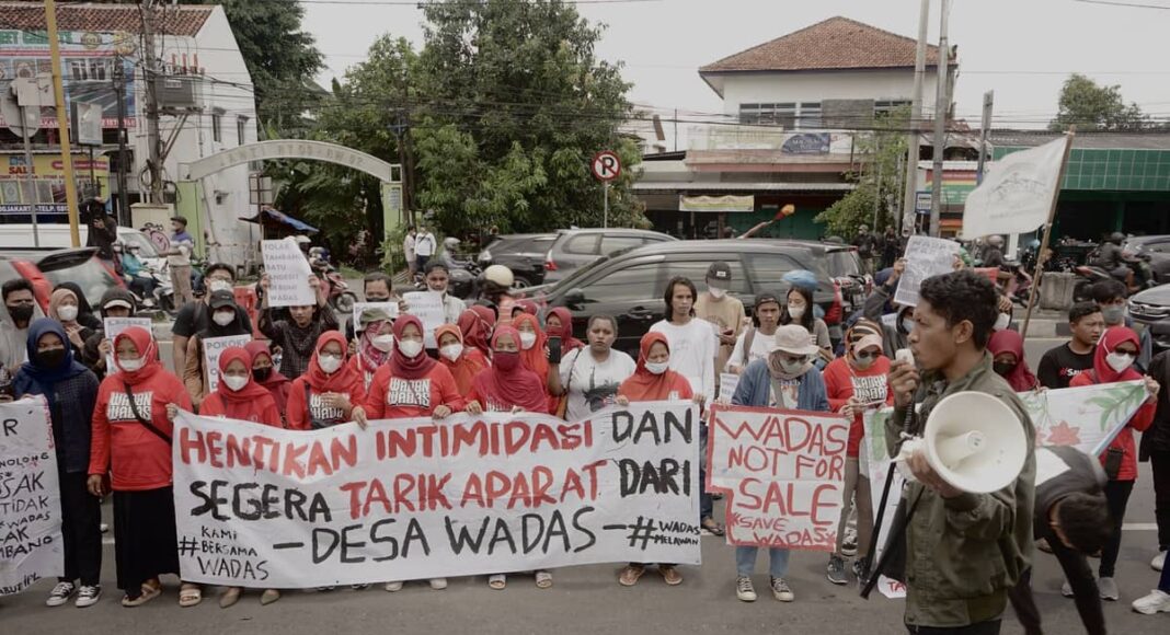 Wadon Wadas berbaris membentangkan spanduk protes di depan Kantor Balai Besar Wilayah Sungai Serayu Opak (BBWS SO), Sleman, D.I. Yogyakarta pada Selasa (08/02). Wadon Wadas menyampaikan tuntutan kepada BBWS SO untuk menghentikan rencana penambangan batu andesit di Desa Wadas. Himmah/Pranoto
