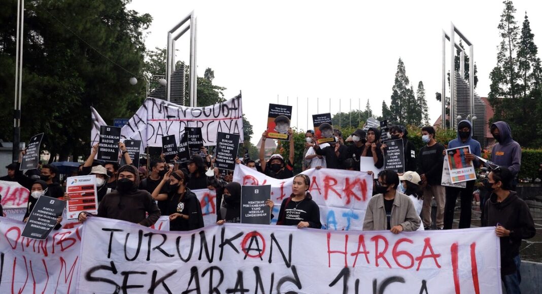 Massa aksi Aliansi Rakyat Bergerak (ARB) bersiap long march menuju Tugu Yogyakarta dari sekitar Bundaran Universitas Gadjah Mada (UGM), pada Kamis (21/04). Foto: Himmah/Pranoto
