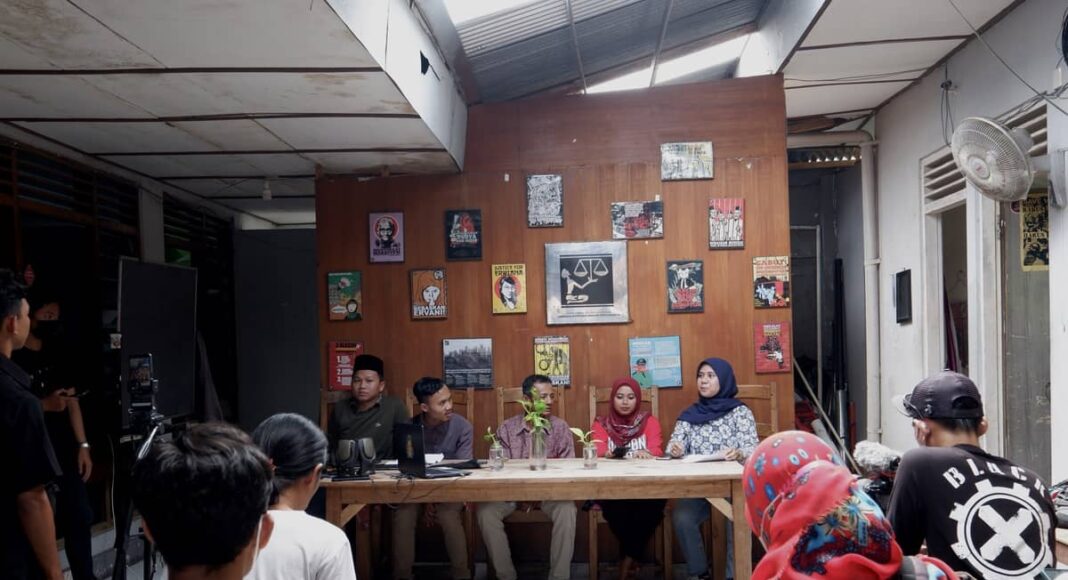 Ahmad Ardiyanto (kedua dari kiri), sebagai warga Wadas menyatakan pernyataan penolakan mengenai rencana penambangan batu andesit di Desa Wadas dalam konferensi pers di kantor Lembaga Bantuan Hukum (LBH) Yogyakarta pada (06/07). Foto: Himmah/Kemal Al Kautsar Mabruri.