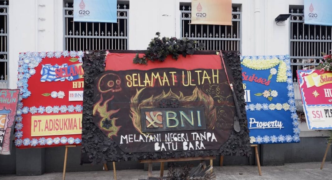 Beberapa ucapan selamat yang terpampang di depan kantor BNI Trikora, Gondomanan, Kota Yogyakarta, Daerah Istimewa Yogyakarta. Salah satunya bertuliskan 