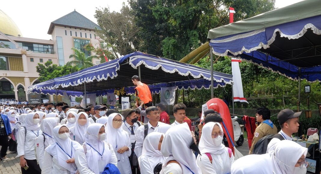 Mahasiswa baru dan mahasiswi baru (maba-miba) Universitas Islam Indonesia (UII) sedang berjalan untuk melihat pameran UKM, LEM, dan LK dalam rangkaian acara Pesona Ta'aruf (PESTA) 2022 hari ketiga, Sabtu (20/08), di Boulevard Kampus Terpadu, UII, D.I. Yogyakarta. Foto: Himmah/Qothrunnada Anindya Perwitasari.