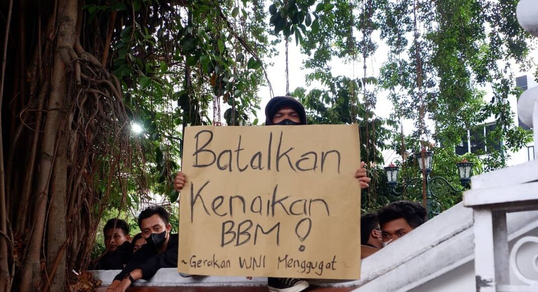 Massa aksi dari Aliansi Rakyat Bergerak (ARB) membentangkan poster tuntutan pembatalan kenaikan bahan bakar minyak (BBM) di kantor Dewan Perwakilan Rakyat Daerah (DPRD) Daerah Istimewa Yogyakarta, pada Rabu (07/09). Foto: Himmah/Pranoto