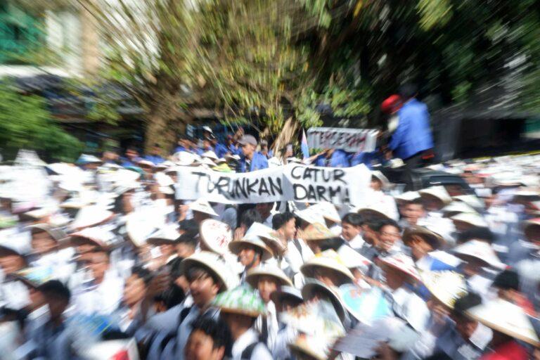 Spanduk “Turunkan Catur Dharma” di Acara Simulasi Aksi Pesona Ta’aruf UII 2023