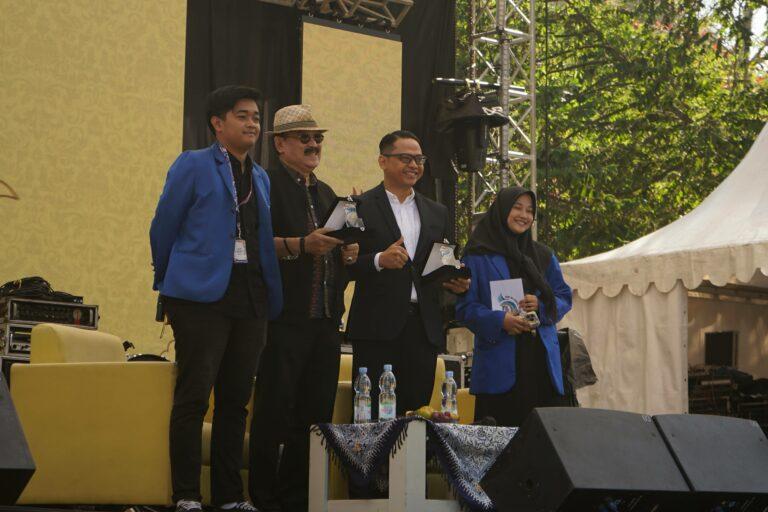 13 Mahasiswa dan Mahasiswi Baru UII Berebut Tanya dalam Talkshow “Restorasi Nasionalisme”