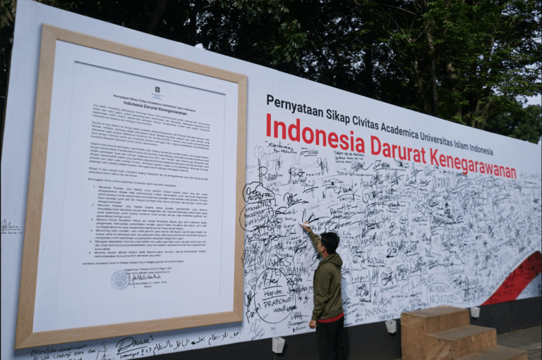 Tanda Tangan Petisi Memenuhi Baliho Pernyataan Sikap Civitas Academica UII