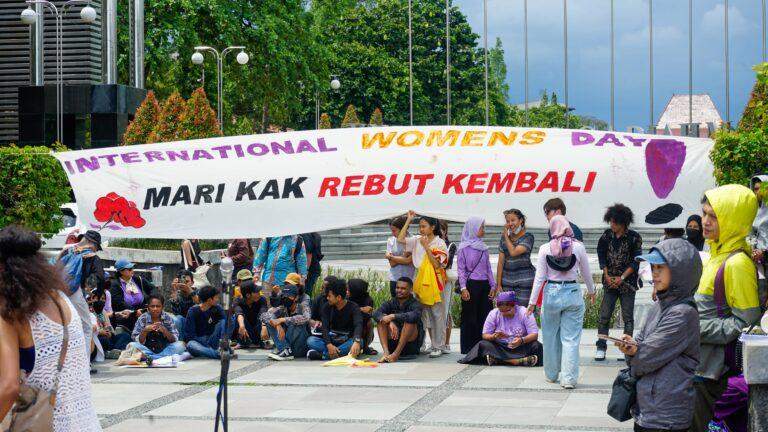 Banner “International Women’s Day Mari Kak Rebut Kembali!” di Aksi International Women’s Day