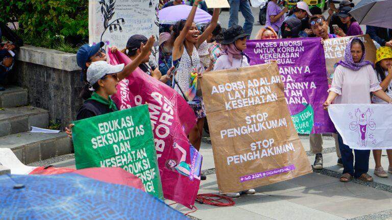 Relawan Aksi International Women’s Day Menyerukan Tuntutan atas Tertindasnya Hak-hak Perempuan