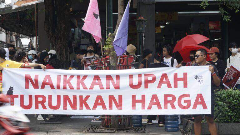 Massa Aksi Hari Buruh Internasional Tuntut Kenaikan Upah