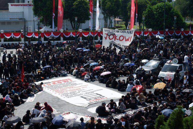 Adili Rezim Jokowi, Massa Aksi Bentangkan Spanduk Sembilan Bencana Jokowi
