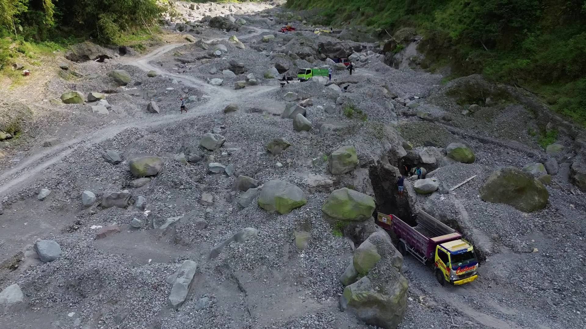 Daliman (60) salah satu pemungut sampah untuk pakan lele sedang meneduh sambil mengangkat tongkat sampah. Foto: Himmah/Eka Ayu Safitri