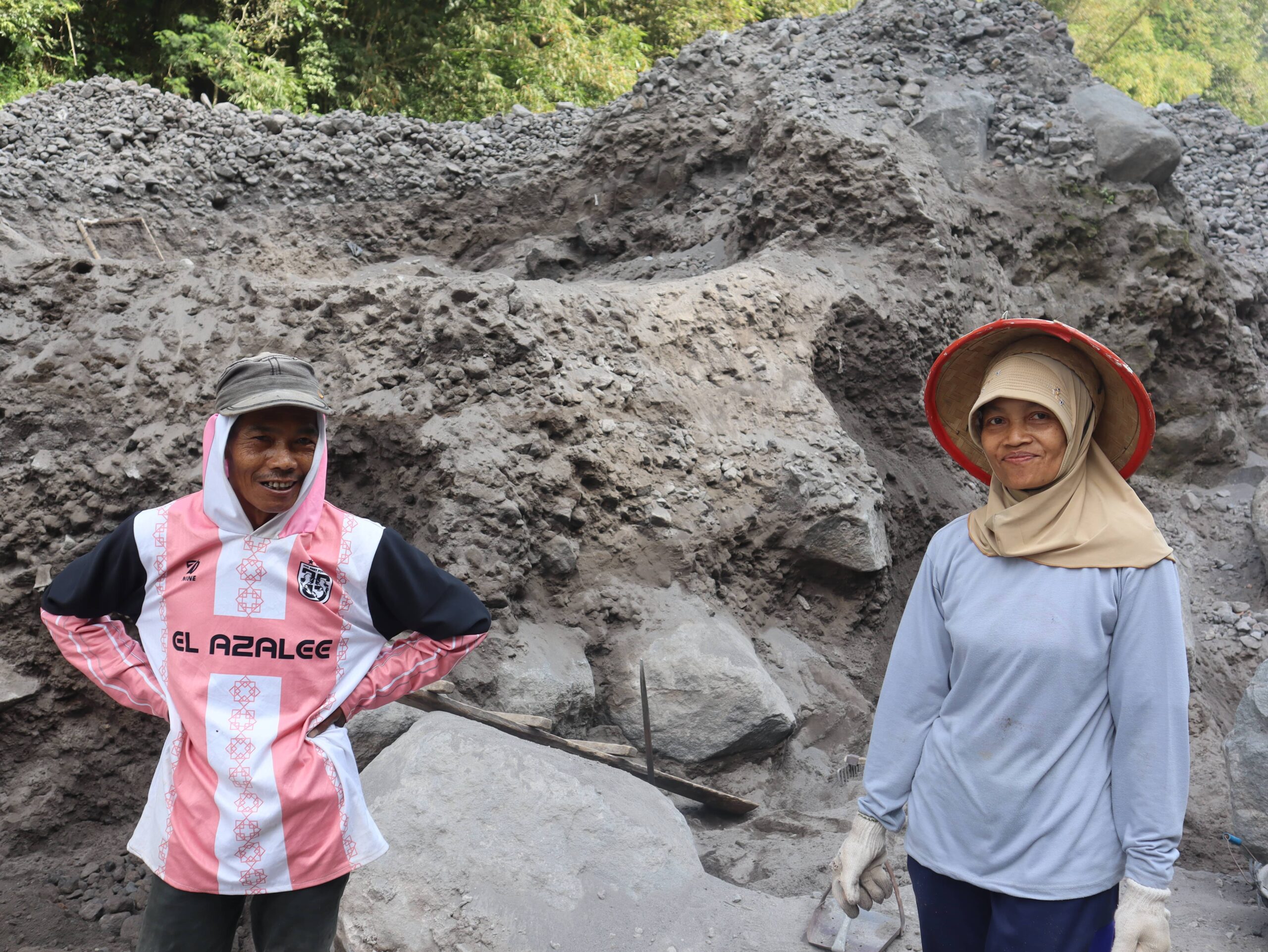 Daliman (60) salah satu pemungut sampah untuk pakan lele sedang meneduh sambil mengangkat tongkat sampah. Foto: Himmah/Eka Ayu Safitri