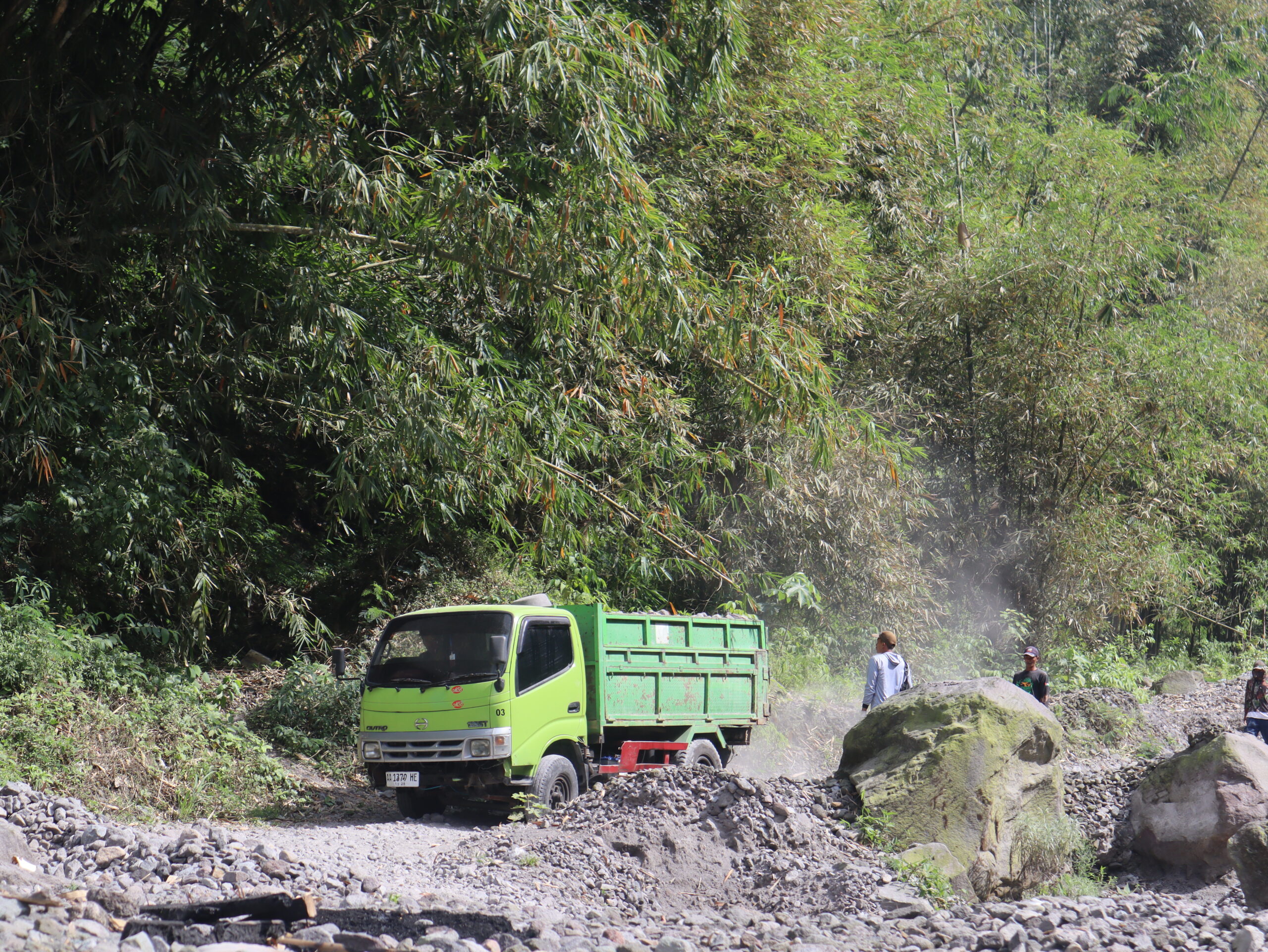 Daliman (60) salah satu pemungut sampah untuk pakan lele sedang meneduh sambil mengangkat tongkat sampah. Foto: Himmah/Eka Ayu Safitri