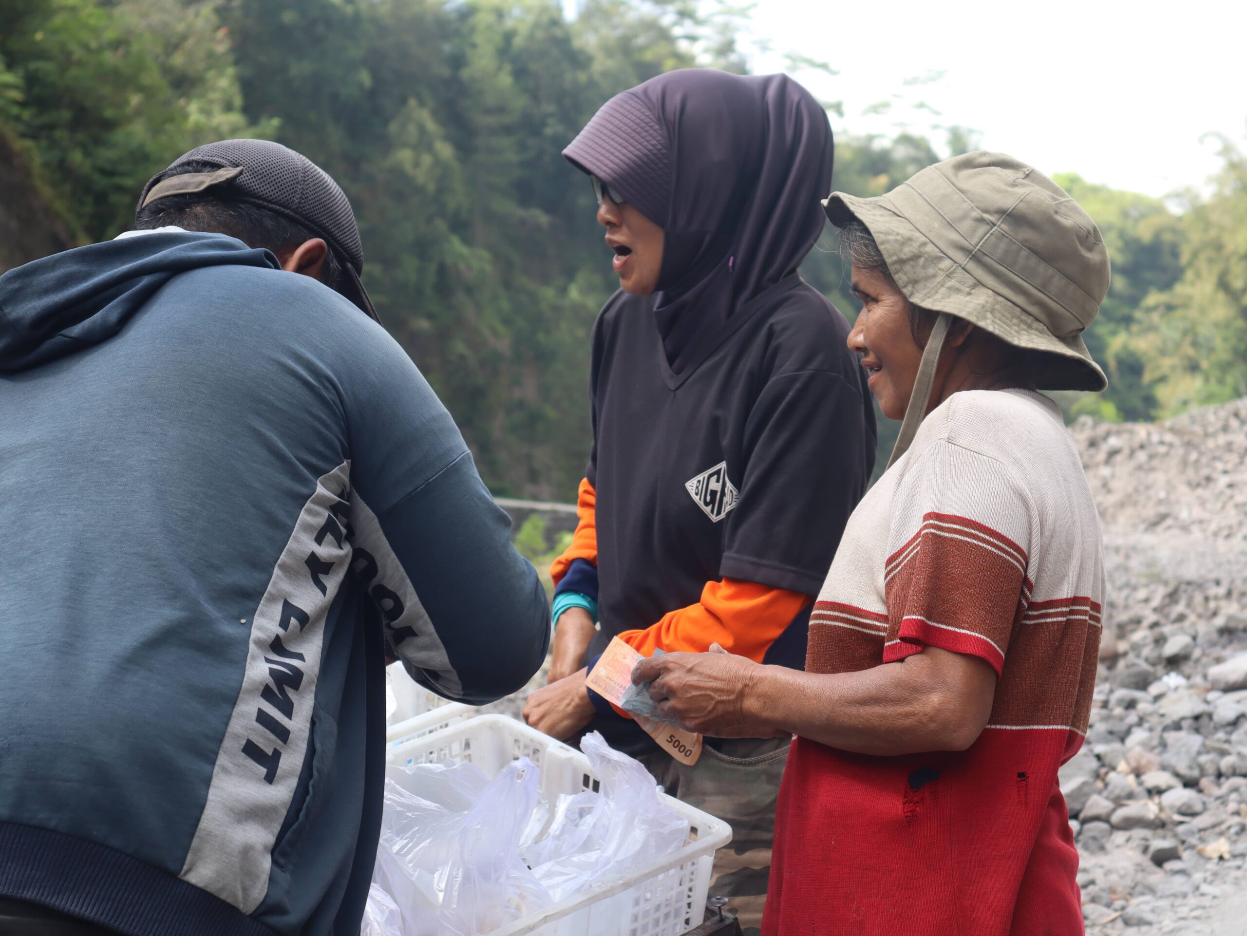 Daliman (60) salah satu pemungut sampah untuk pakan lele sedang meneduh sambil mengangkat tongkat sampah. Foto: Himmah/Eka Ayu Safitri