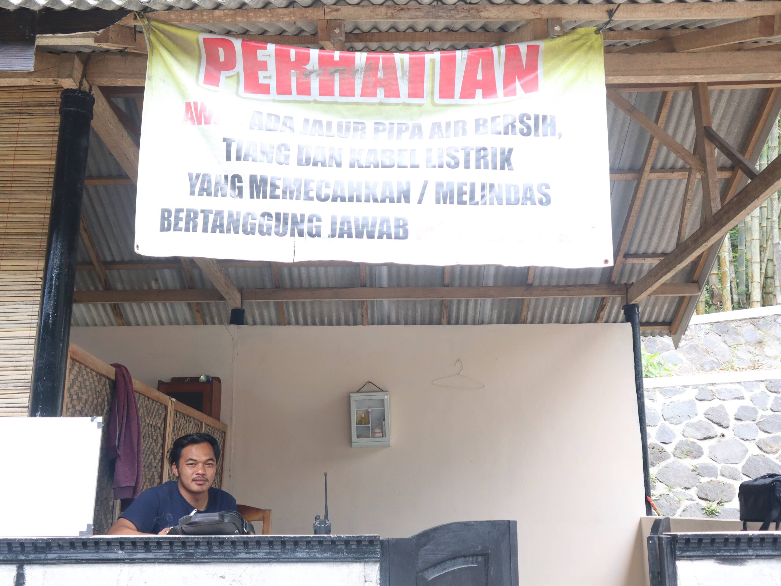 Daliman (60) salah satu pemungut sampah untuk pakan lele sedang meneduh sambil mengangkat tongkat sampah. Foto: Himmah/Eka Ayu Safitri