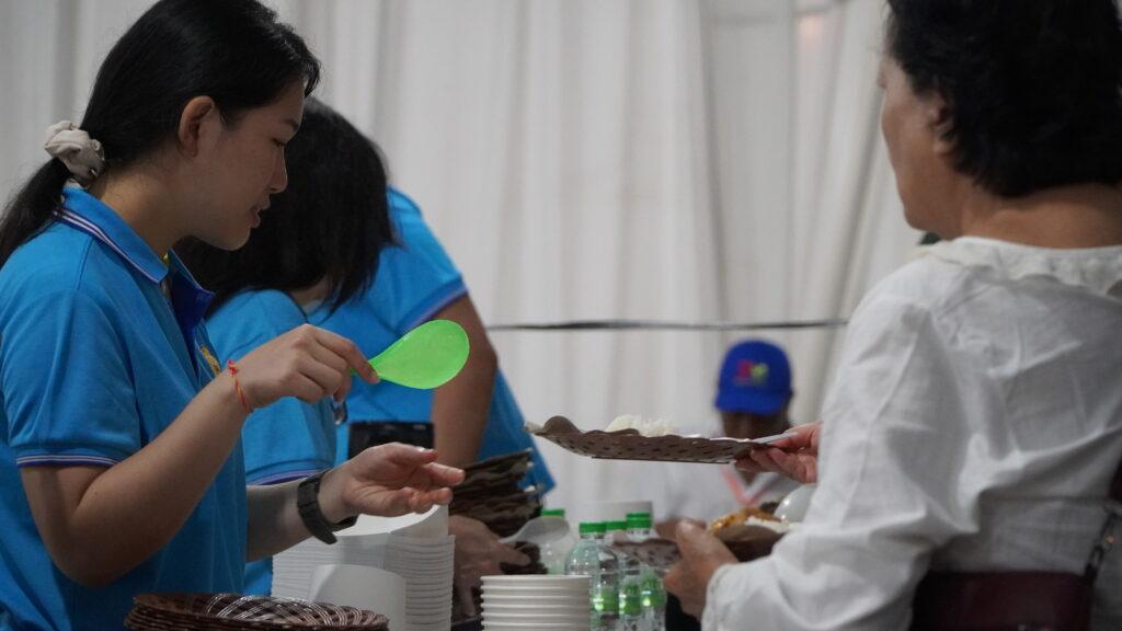 Pembagian makanan parasmanan