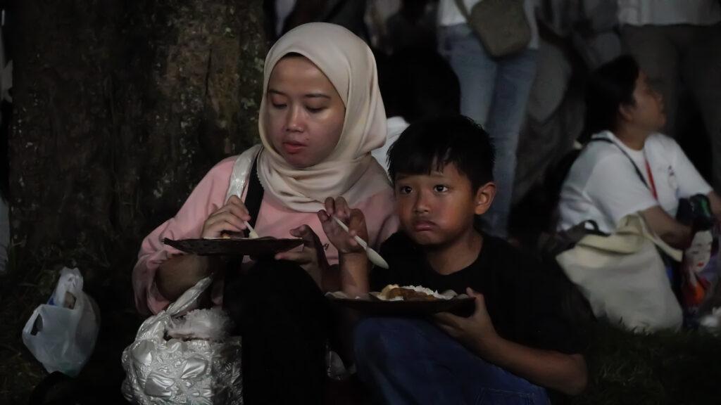 Pengunjung sedang menikmati santapan